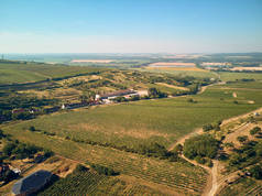 捷克共和国的田野和建筑物景观鸟瞰图