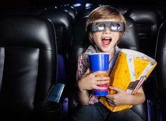 惊讶的男孩在看 3d 电影在影院
