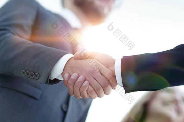 成功的商业人握手后好交易.