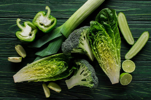 绿色蔬菜在<strong>木制</strong>桌面上的最高视图, 健康饮食理念