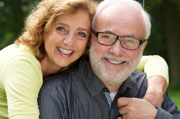 幸福的丈夫和妻子微笑在户外的肖像