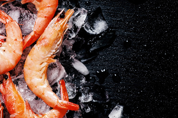 食品的背景下，冻熟的虾<strong>加</strong>冰