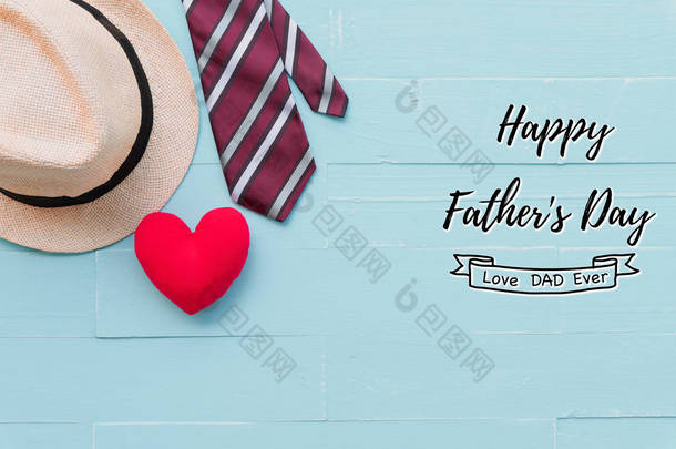 快乐的父亲日概念。红领带, 男士帽和手工红色的心在明亮的蓝色粉彩木桌背景.