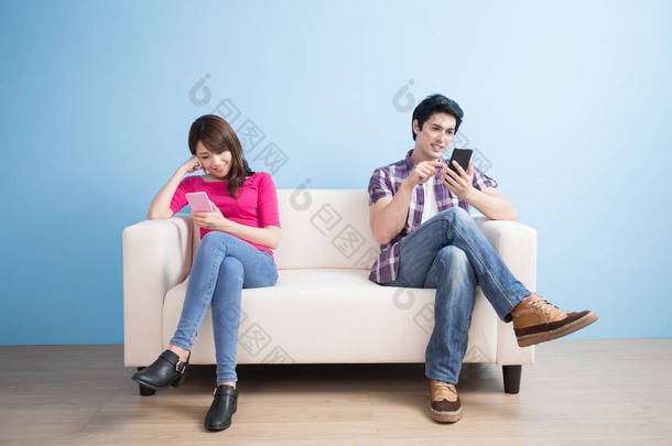 年轻夫妇玩手机