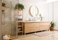 时尚的浴室内部与台面，镜子和淋浴间。设计理念
