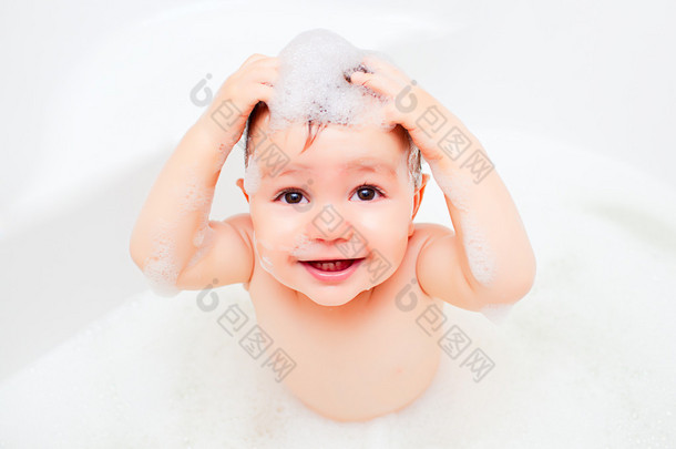 快乐的孩子在泡沫中的<strong>浴室</strong>洗