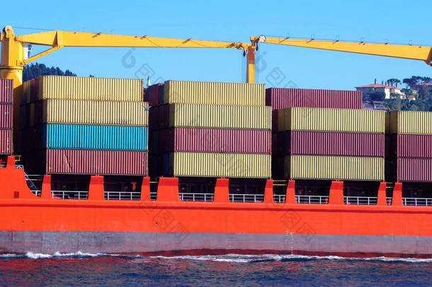 <strong>海运</strong>船舶上的集装箱，背景.
