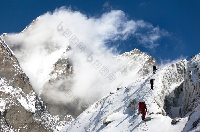 对山蒙太奇到登上洛子峰的登山者