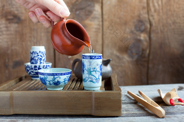 在茶几上<strong>的</strong>传统中国茶道配件