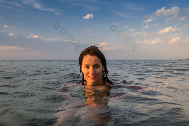 水下湖中<strong>游</strong>泳的女孩