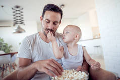 家庭, 童年, 父亲, 技术和人的概念-快乐的父亲和小儿子与爆米花喂养对方和在家玩得开心.