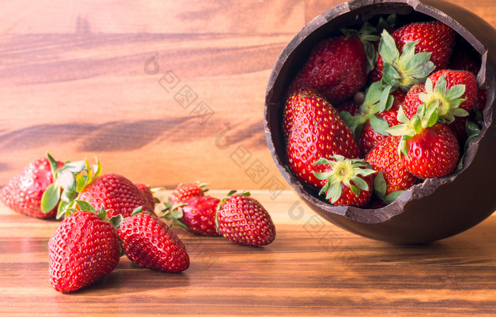 与顶部折断充满草莓巧克力复活节彩蛋