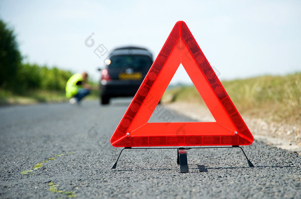 红色警告三角形，装有一辆抛锚<strong>的</strong>汽车