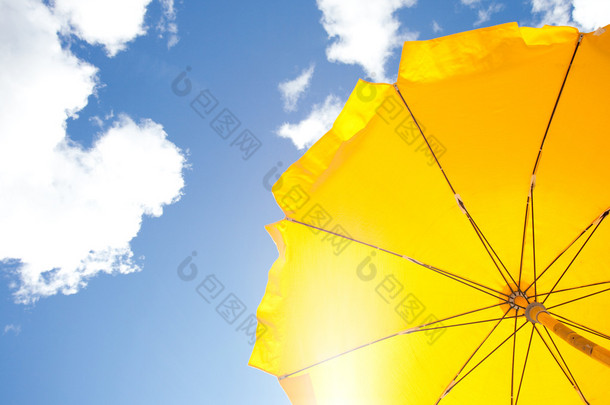 黄伞上蓝蓝的天空云