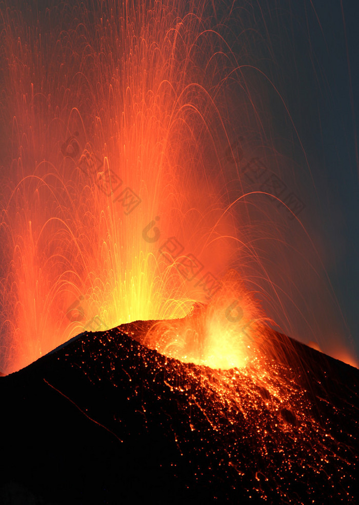 斯特龙博利火山喷发晚上火山