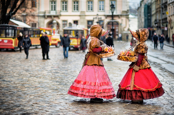 站在广场上在老城市利沃夫的传统服装的两个女人