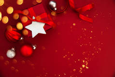 圣诞快乐, 节日快乐贺卡, 框架, 横幅。新的一年。圣诞节红色手工礼物, 红色背景顶视图上的礼物。寒假主题。扁平.