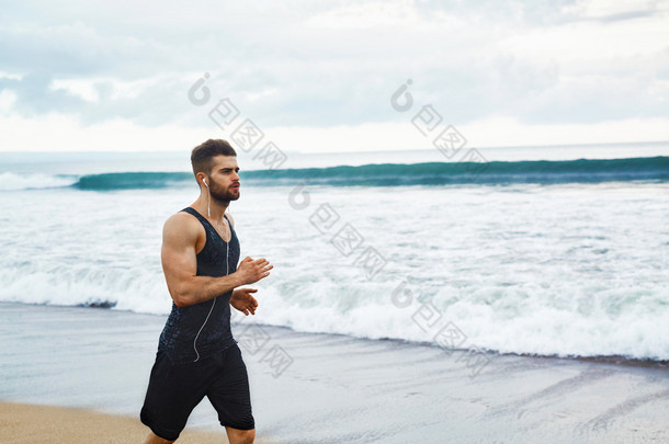 运行在室外健身<strong>锻炼</strong>在海滩上慢跑的男人。体育