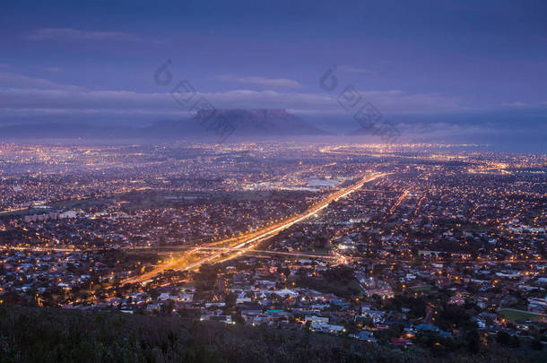 黎明时分, 南非开普敦的城市景观, 从开普敦北郊的 Tygerberg 山上看到.