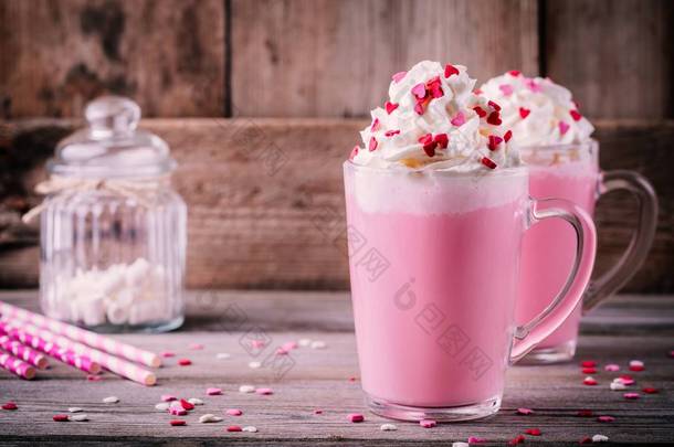 St. 情人节的玻璃杯里有奶油和糖心的粉红色热牛奶