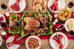 高视图的服务表与美味的菜肴和葡萄酒的节日晚餐感恩节 