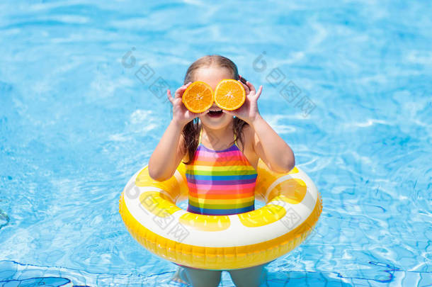 孩子在游泳池里。孩子吃橙色.
