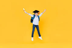 英俊的男生，戴着研究生帽，笑着跳到黄色的背景上学习教育理念