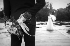 婚礼。新娘和新郎。新娘花束。黑色和白色