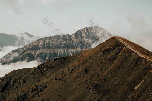 极简主义景观的山。在云端的山峰