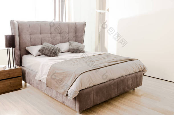 现代卧室室内软灰色床