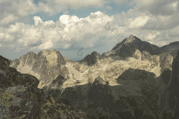 在斯洛伐克塔特拉山脉的岩石尖锐的山峰与云和雾