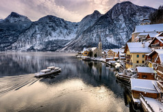 哈尔斯塔特圣诞村奥地利阿尔卑斯山著名哈尔斯塔特湖畔镇的风景明信片观映于 Hallstattersee 湖的冬夜雪, 萨尔茨卡梅谷地区. 
