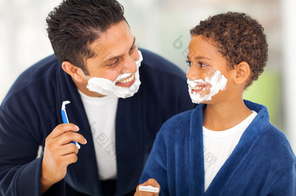 <strong>俏皮的</strong>父亲和儿子在一起剃须