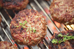 食品肉类-牛肉汉堡上烧烤烧烤烧烤架火焰