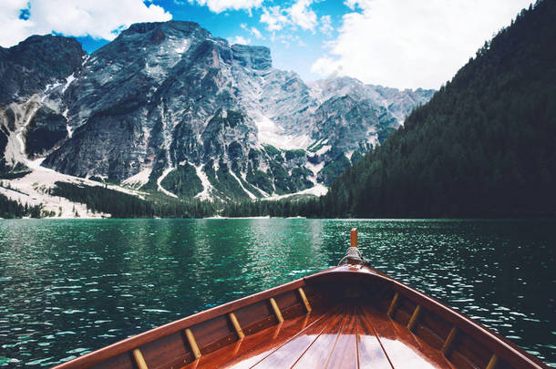 夏季, 意大利高山 Braies 湖上的传统木划艇。Braies 是最大的自然湖在白云岩, 南蒂罗尔, 意大利, 欧洲.
