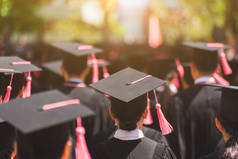 毕业生的后视镜加入了大学的毕业典礼.大学主题概念中的教育毕业.