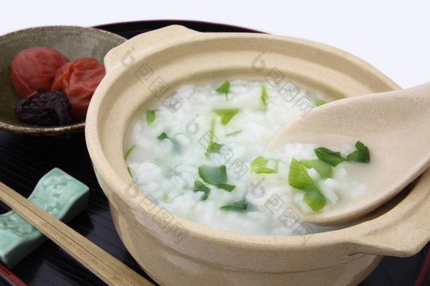 盐渍李子、 日本食品的七个草本的稀饭