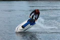 对 seadoo 行动图片的男子。喷气滑雪技巧.