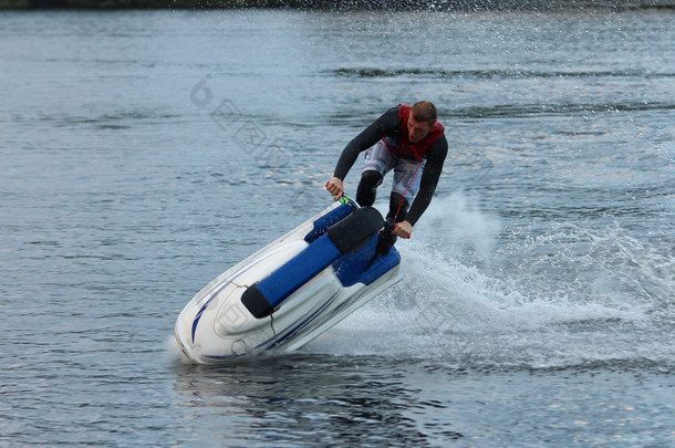 对 seadoo 行动图片的男子。喷气滑雪技巧.