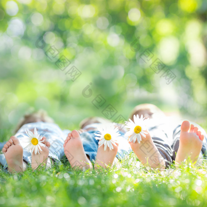 kids with daisy flowers on green grass