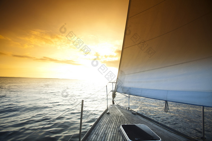 在大海中航行图片-包图网企业站