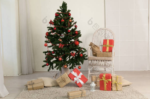 房间里有礼物的圣诞树, 新年的冬天<strong>装饰</strong>