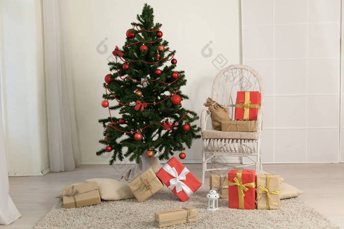 房间里有礼物的圣诞树新年的冬天装饰