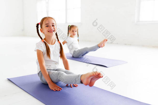 <strong>儿童</strong>女孩做瑜伽和体操在