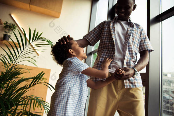 非洲裔美国父亲和儿子玩