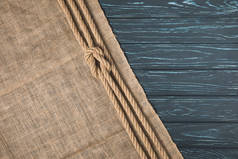 木质麻布上打结的棕色航海绳索的顶部视图