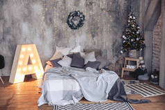 豪华的床在新年的内部与圣诞树和其他装饰品