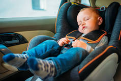 可爱的小宝宝睡在儿童安全座椅汽车