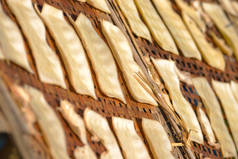 黄豆腐片在日照下晒干在缅甸湖竹盘上 