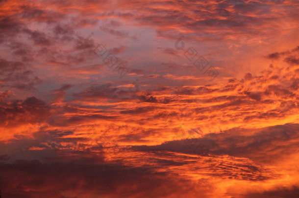 日落时的橙色云彩